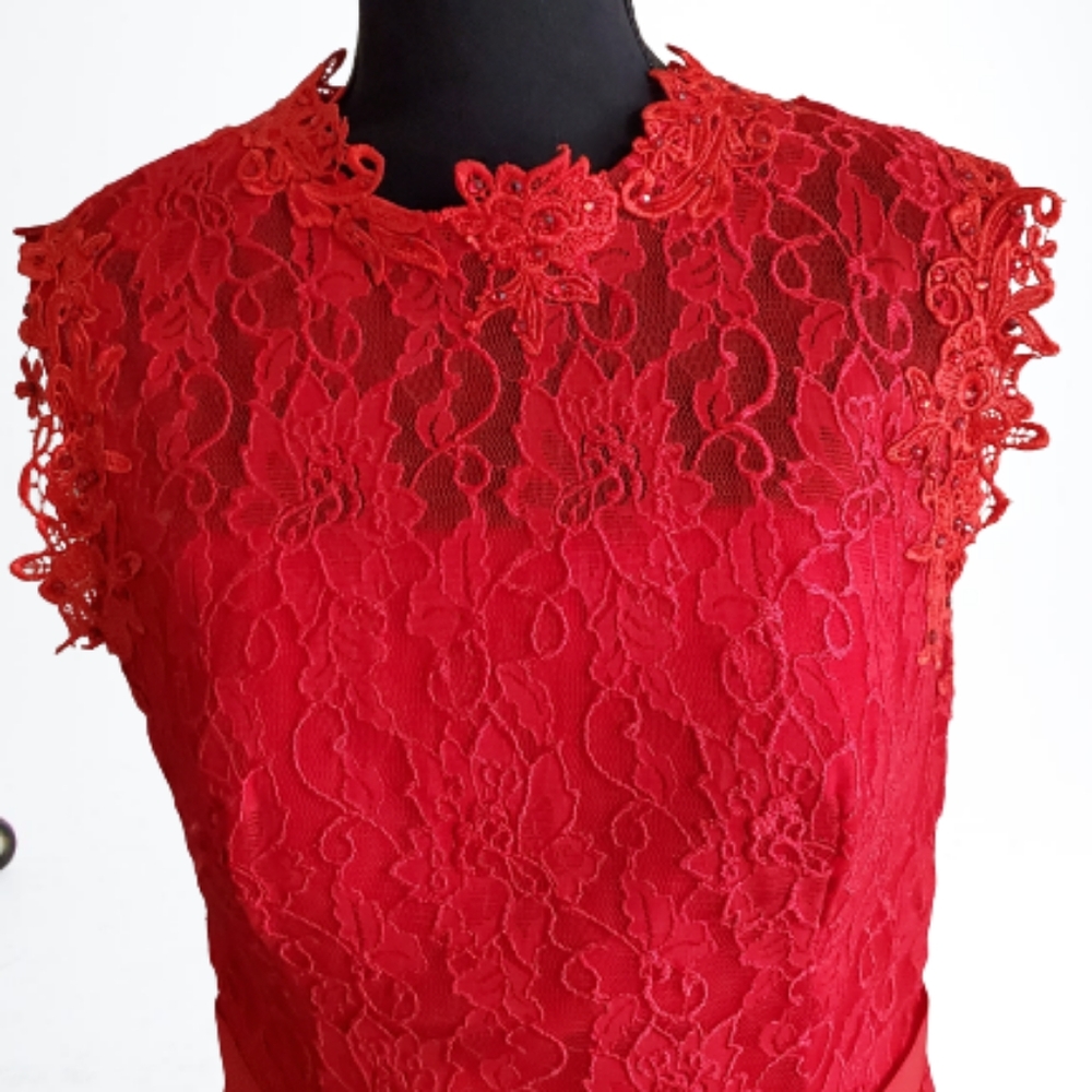 ELEGANT SLEEVELESS  RED A-LINE LACE SPECIAL OCCASION DRESS( SIZE 14)